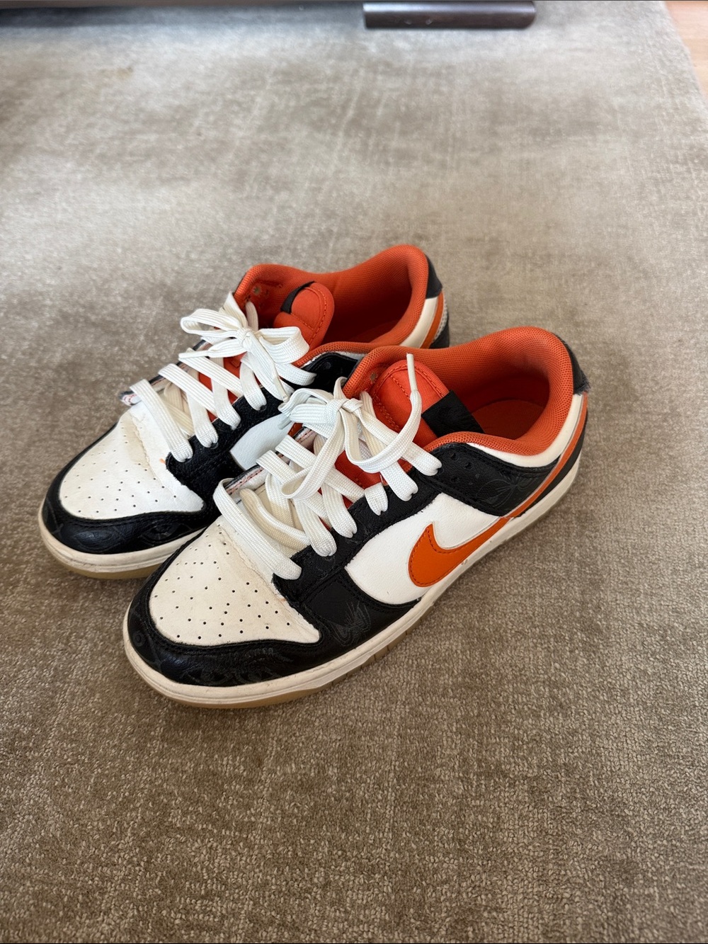 Nike Kids Low-Top Sneakers in White, Black & Orange